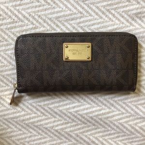 Michael Kors Zip Wallet